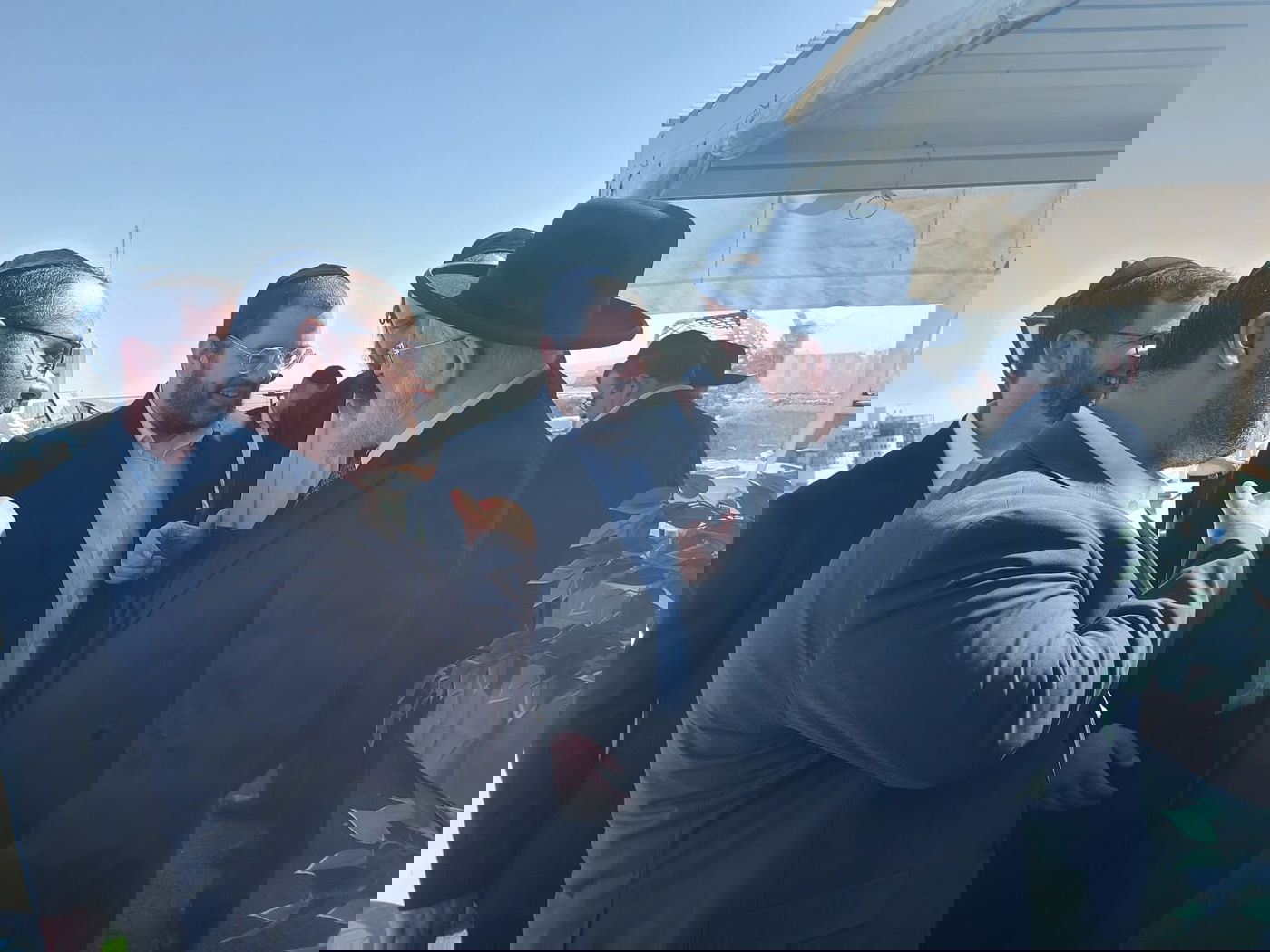 יונתן בירנבוים עם הגרי"מ לאו וצוות 'משפחה'