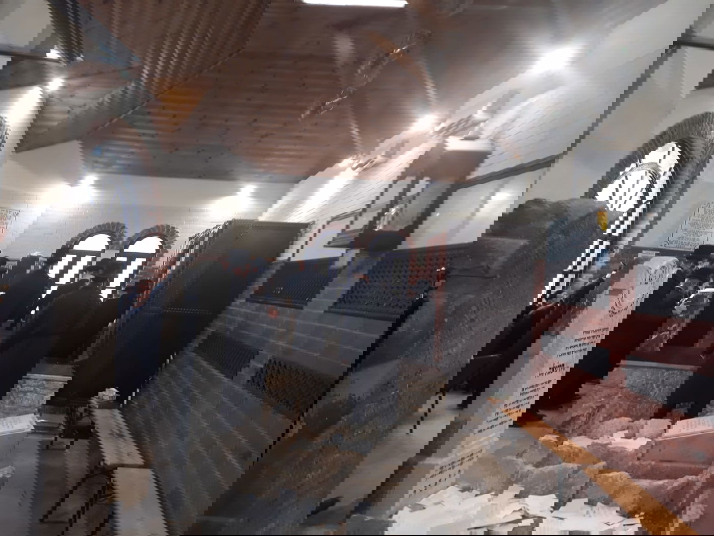 מתפללים בציונו של ר' ישעיה לזכות התורמים