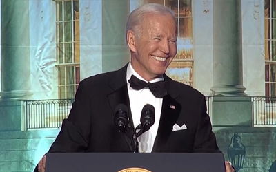 ביידן הופיע באירוע ועקץ את טראמפ • צפו