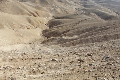 מבט על אחד הצוקים בהר מונטאר עליו חוקרים רבים מצביעים כ'צוק עזאזל'