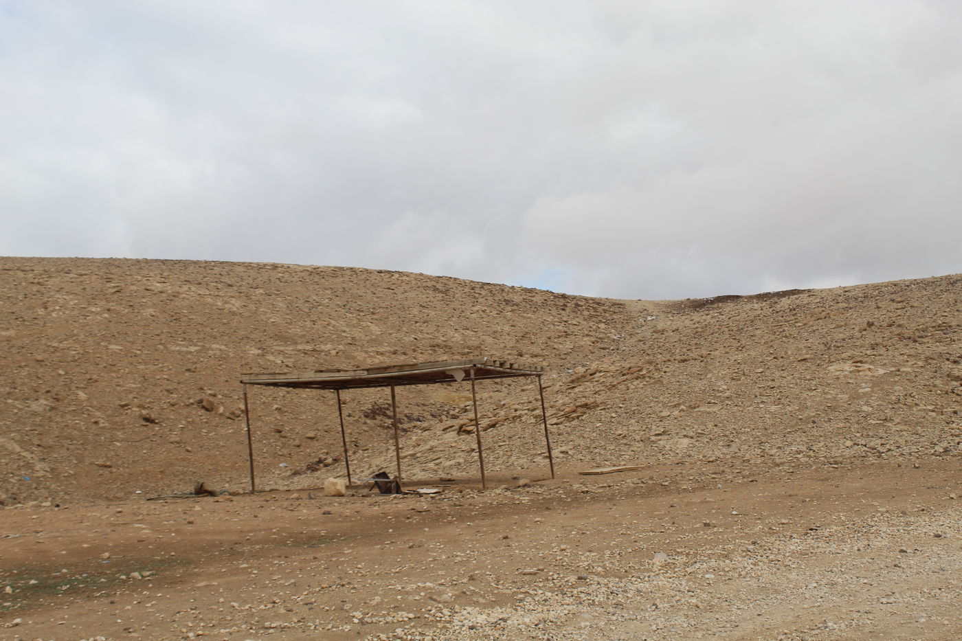 סוכה שבנו בדואים בדרך להר מונטאר עליו מצביעים חוקרים רבים כ'צוק עזאזל'