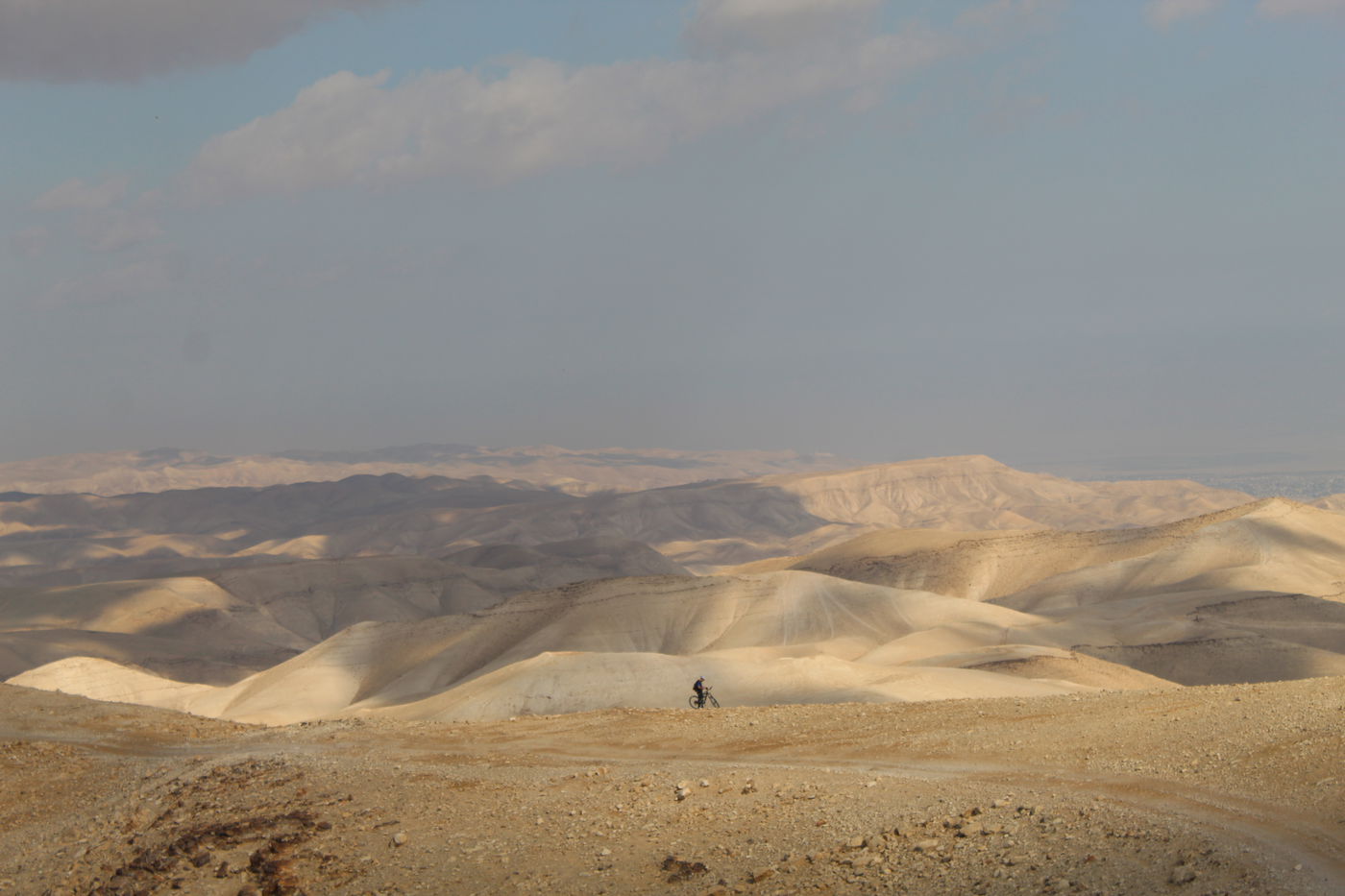 רוכב אופנים על שולי פסגת הר מונטאר – 'צוק עזאזל'
