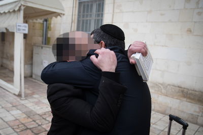 בן משפחת כדורי שנחשד ברצח ועורך דינו, בתום דיון בשנת 2019