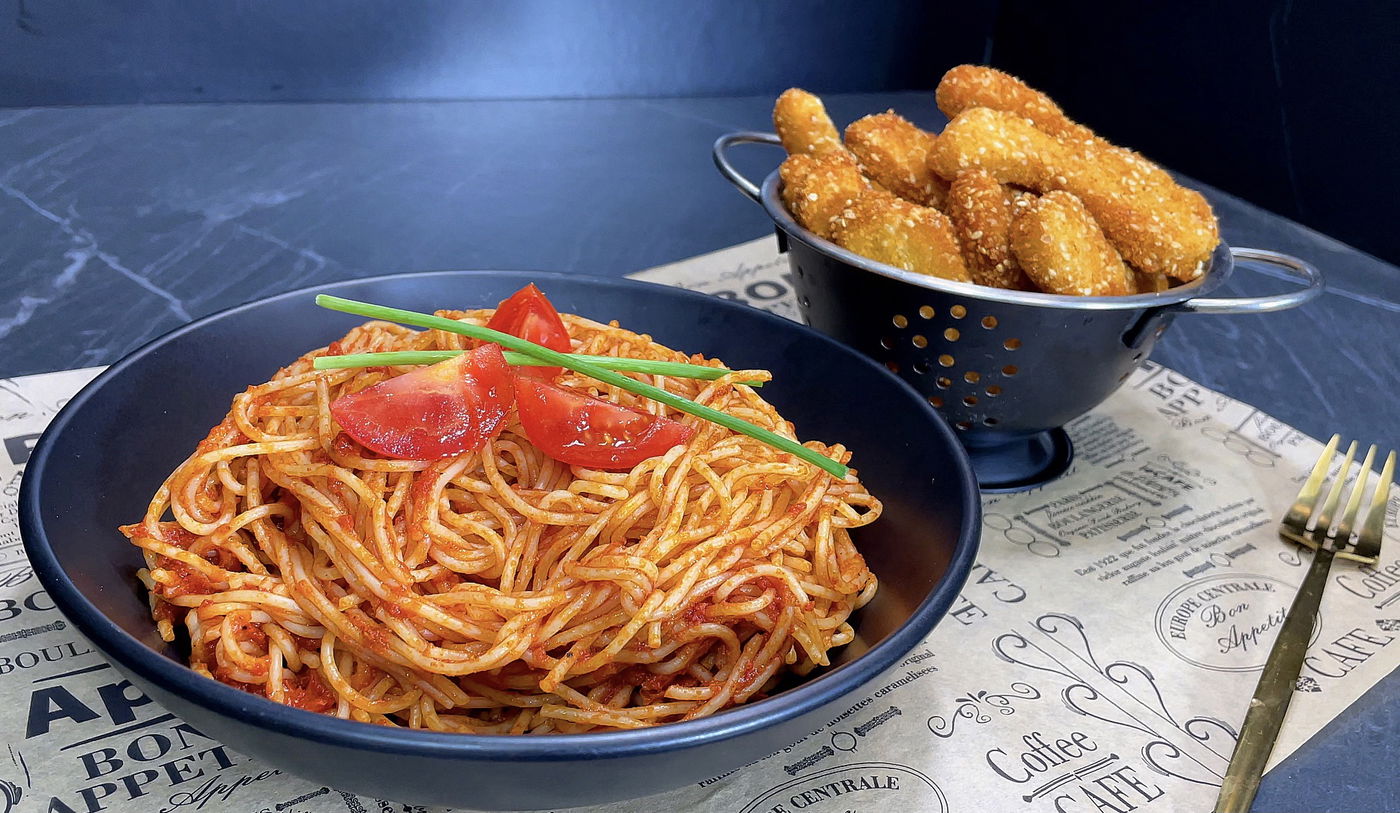 מתכון לפסטה ברוטב עגבניות עם שניצלונים קריספיים של וול דאן