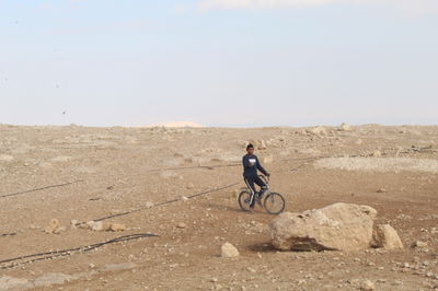 חמור, סובארו ובדואי; בסמיכות להר מונטאר – 'צוק עזאזל'