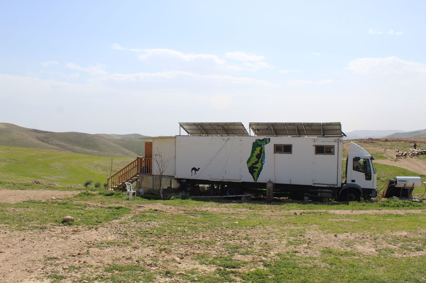 משאית בית ב'חוות צאן קדר'