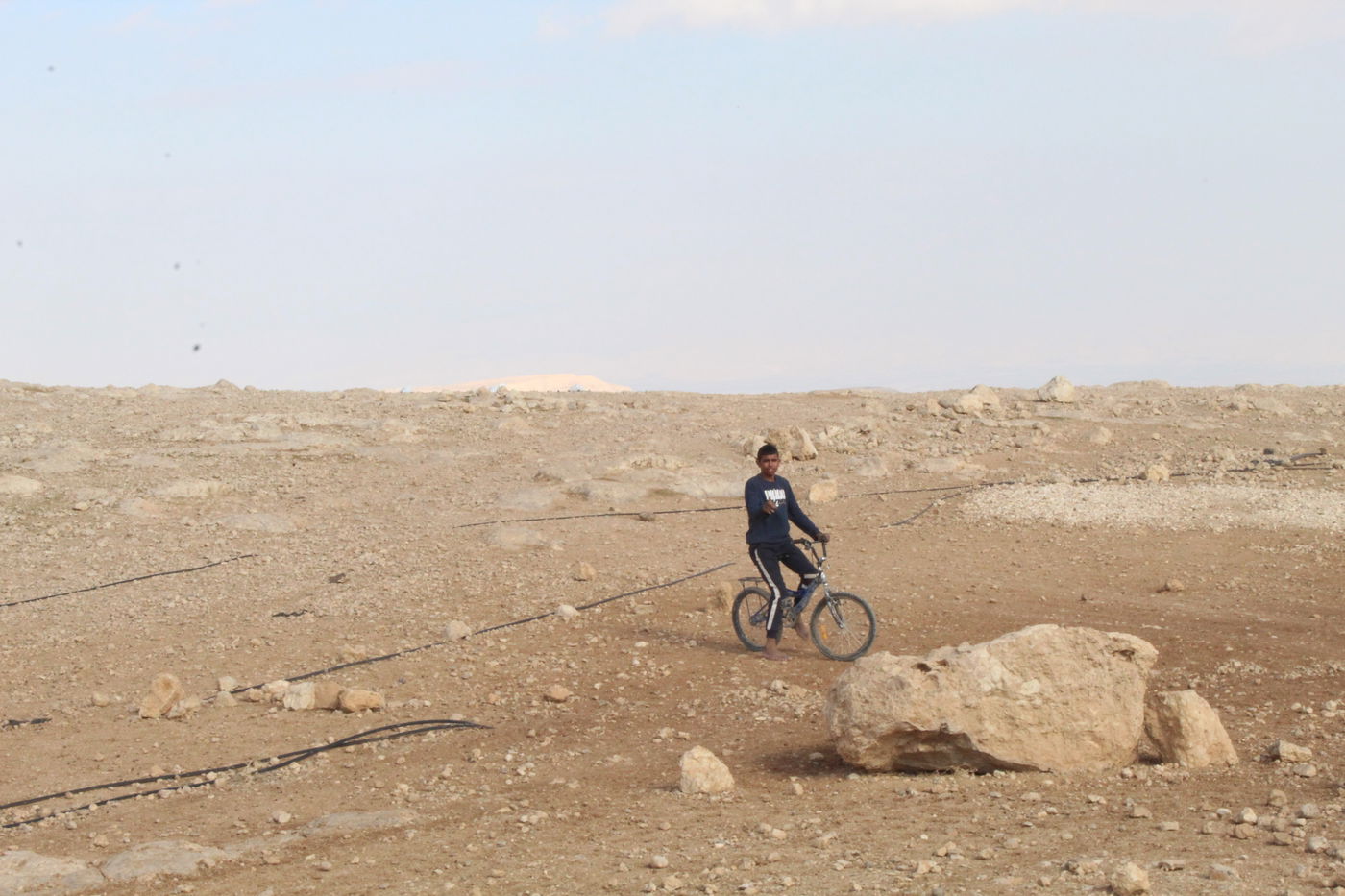 הילד הבדואי שקיבל כרטיס ובו הובאו שבעת מצוות בני נח, ותמונה של הרבי עם כיתוב מלך המשיח בערבית