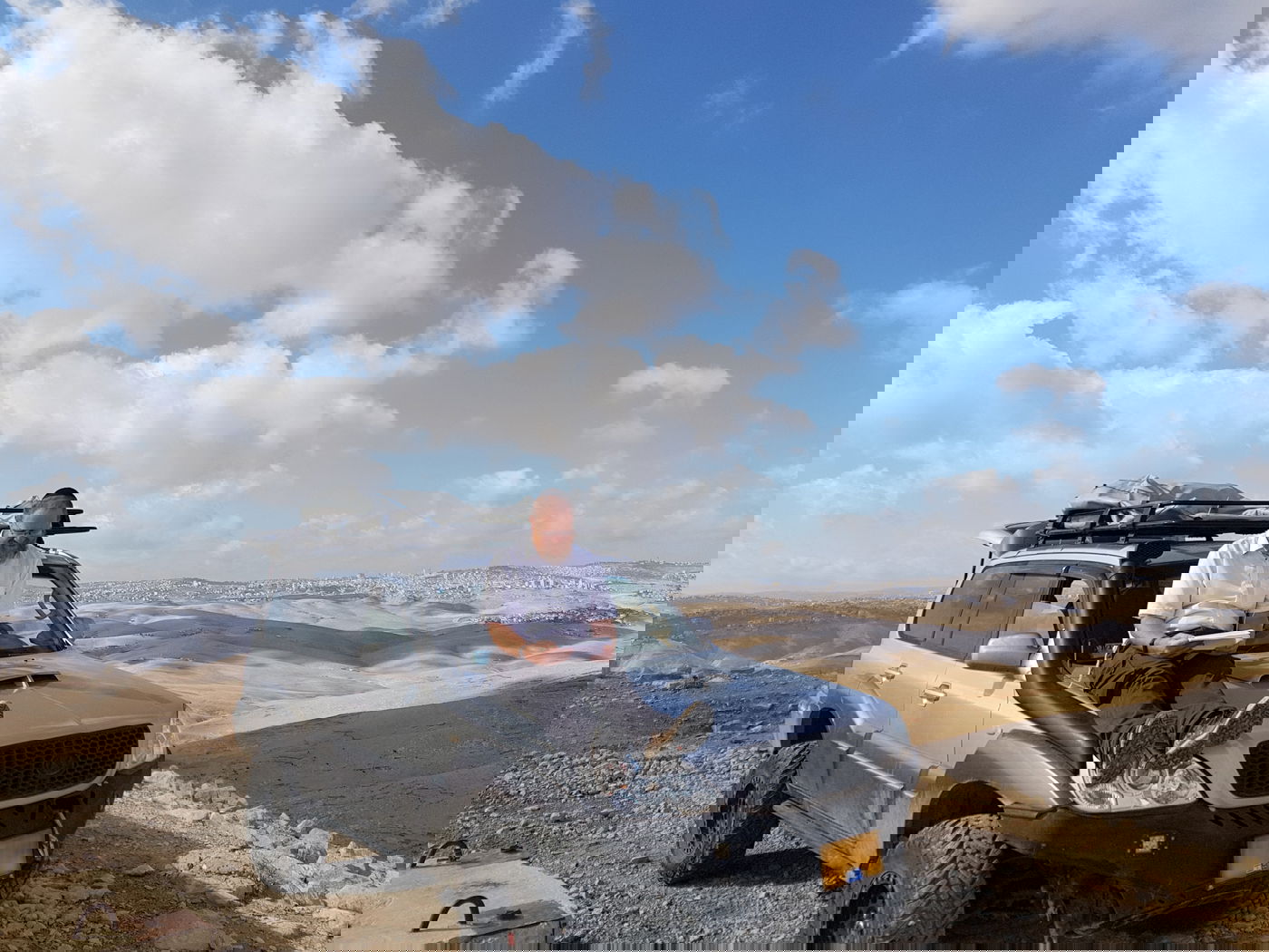 מדריך הטיולים אהרן גולדהבר מעיין ב'אבן עזרא', ורמב"ן בסוגיה ד'שעיר עזאזל' על הגיפ' של המדריך דן קובלסקי. ברקע; העיר ירושלים תובב"א