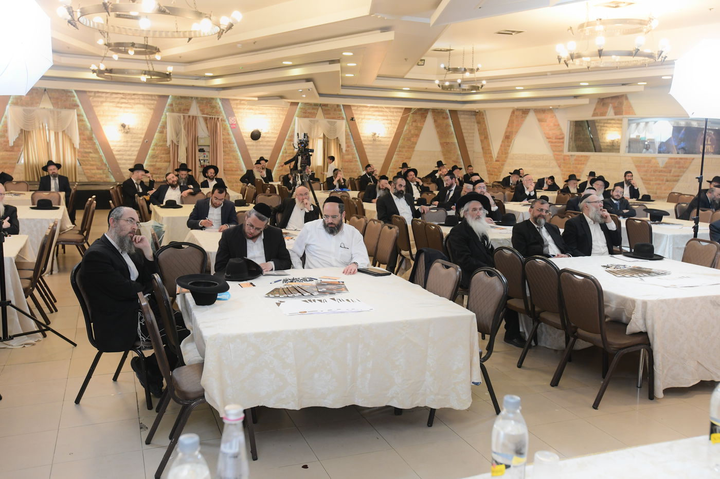 "ר"מ צריך להיות אוהב את הבריות; עם אהבה הוא משפיע"