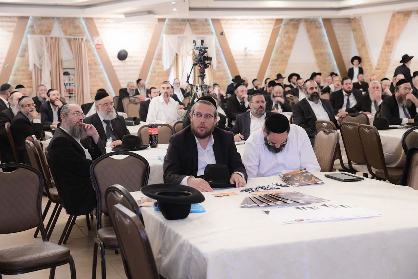 "ר"מ צריך להיות אוהב את הבריות; עם אהבה הוא משפיע"