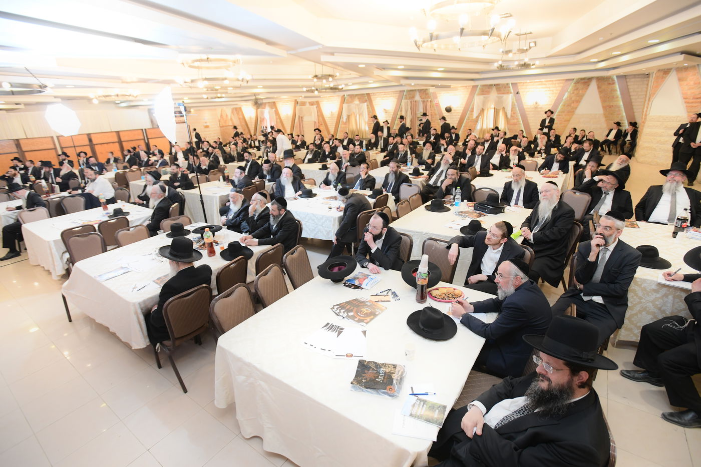 "ר"מ צריך להיות אוהב את הבריות; עם אהבה הוא משפיע"