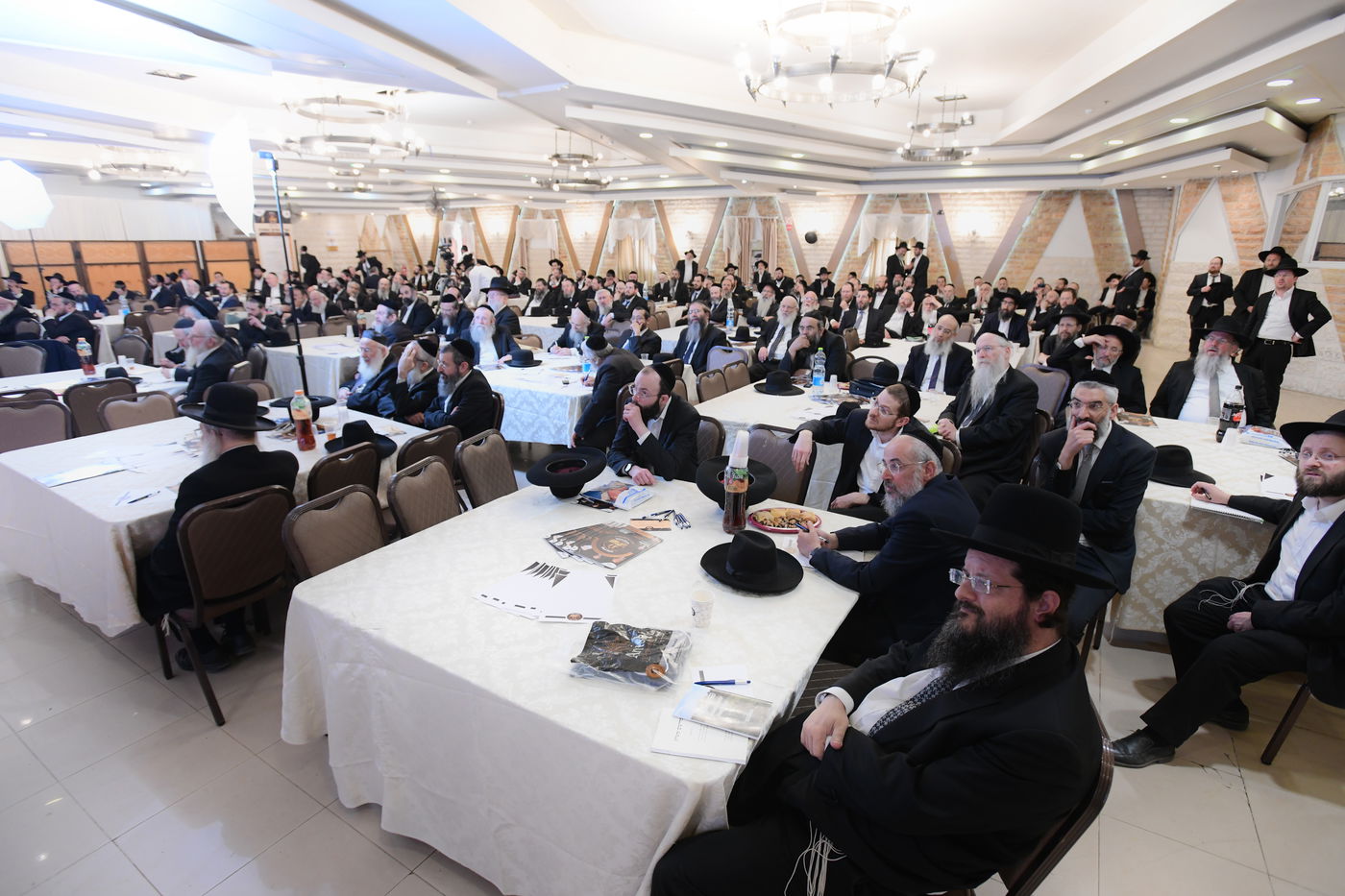 "ר"מ צריך להיות אוהב את הבריות; עם אהבה הוא משפיע"