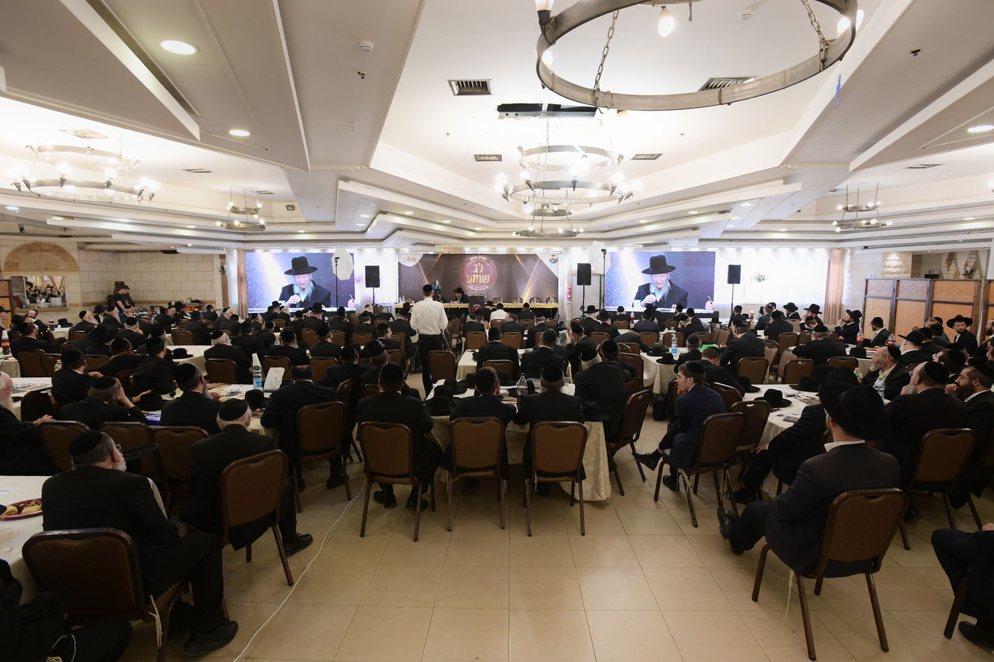 "ר"מ צריך להיות אוהב את הבריות; עם אהבה הוא משפיע"