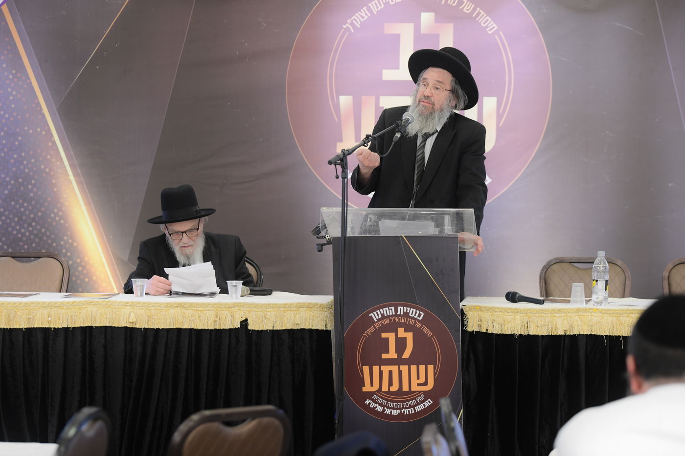 "ר"מ צריך להיות אוהב את הבריות; עם אהבה הוא משפיע"