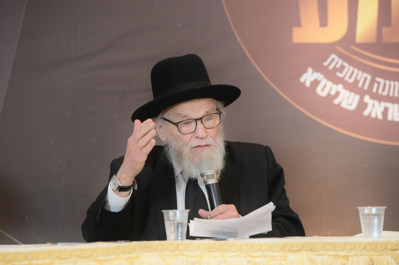 "ר"מ צריך להיות אוהב את הבריות; עם אהבה הוא משפיע"