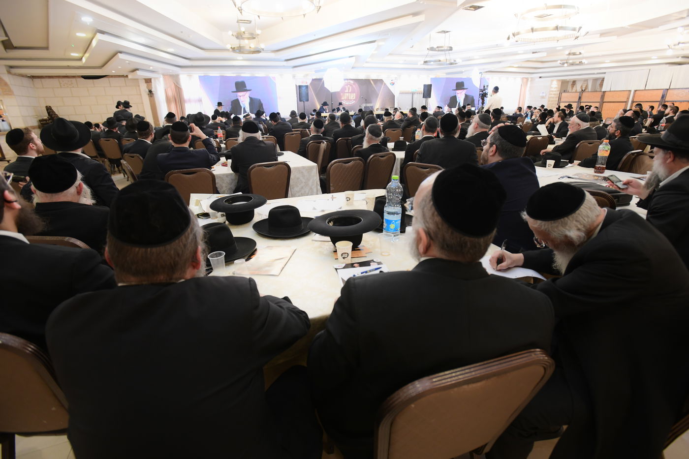 "ר"מ צריך להיות אוהב את הבריות; עם אהבה הוא משפיע"