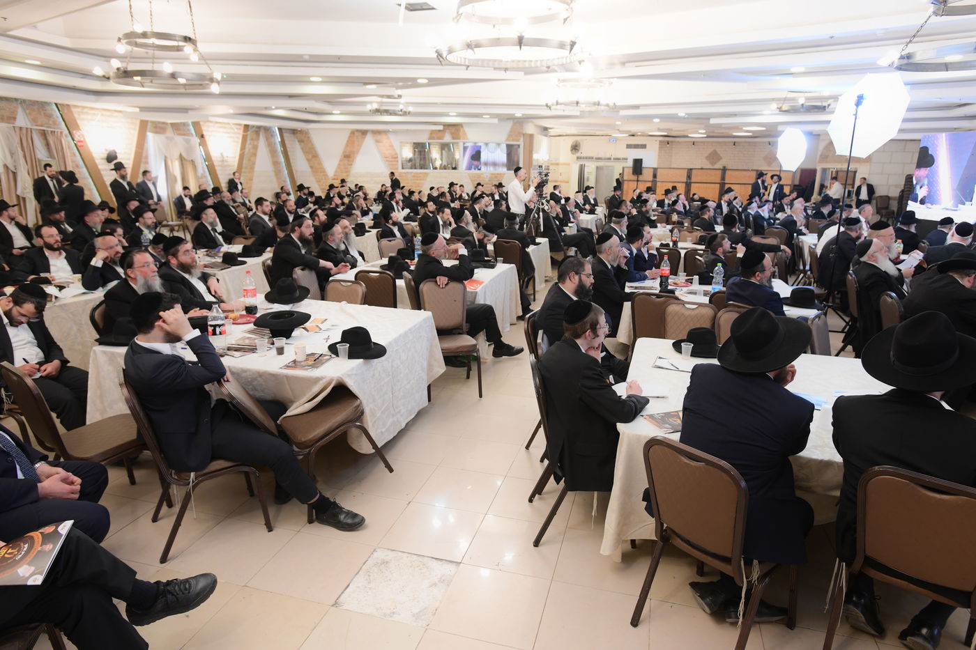 "ר"מ צריך להיות אוהב את הבריות; עם אהבה הוא משפיע"