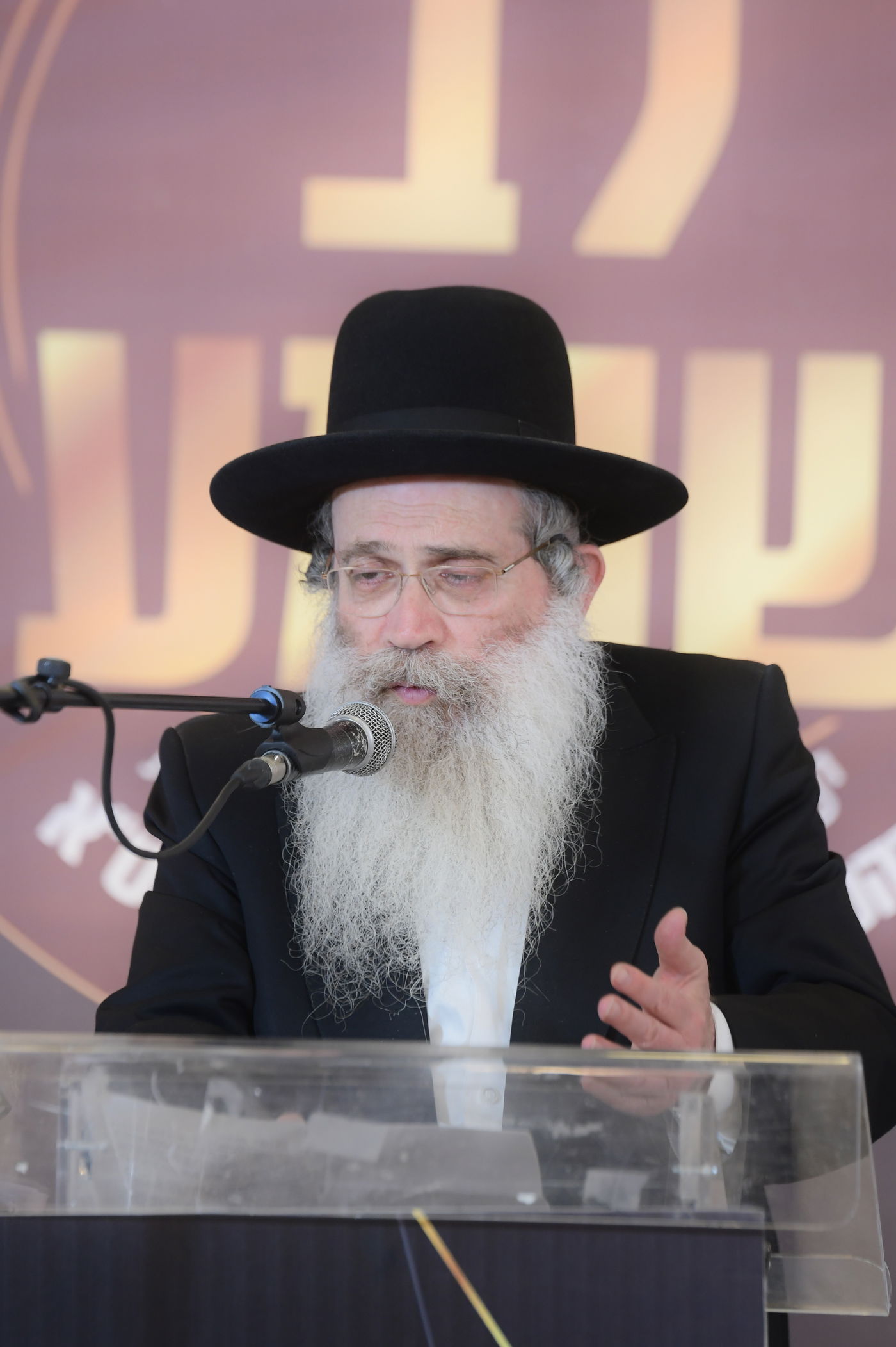 "ר"מ צריך להיות אוהב את הבריות; עם אהבה הוא משפיע"