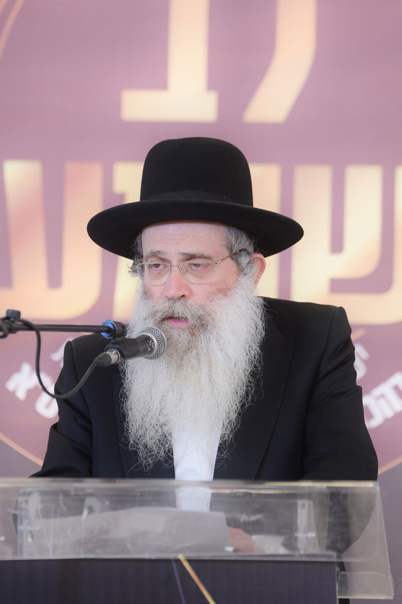 "ר"מ צריך להיות אוהב את הבריות; עם אהבה הוא משפיע"