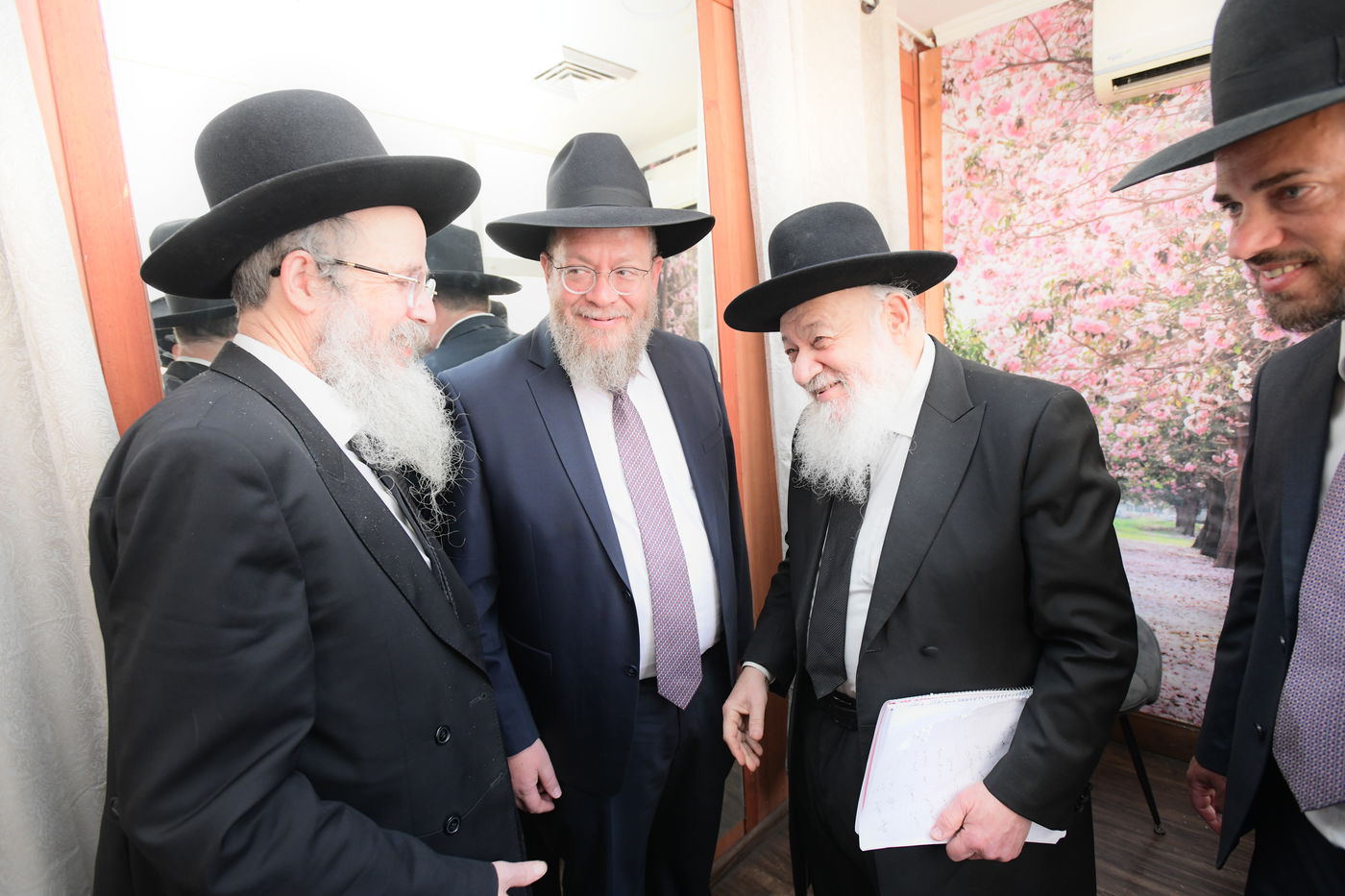 "ר"מ צריך להיות אוהב את הבריות; עם אהבה הוא משפיע"