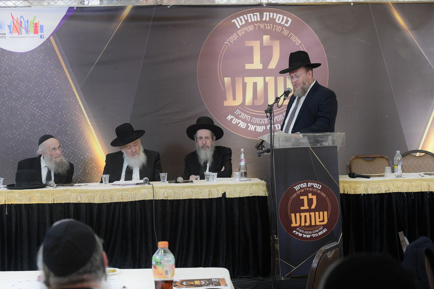 "ר"מ צריך להיות אוהב את הבריות; עם אהבה הוא משפיע"