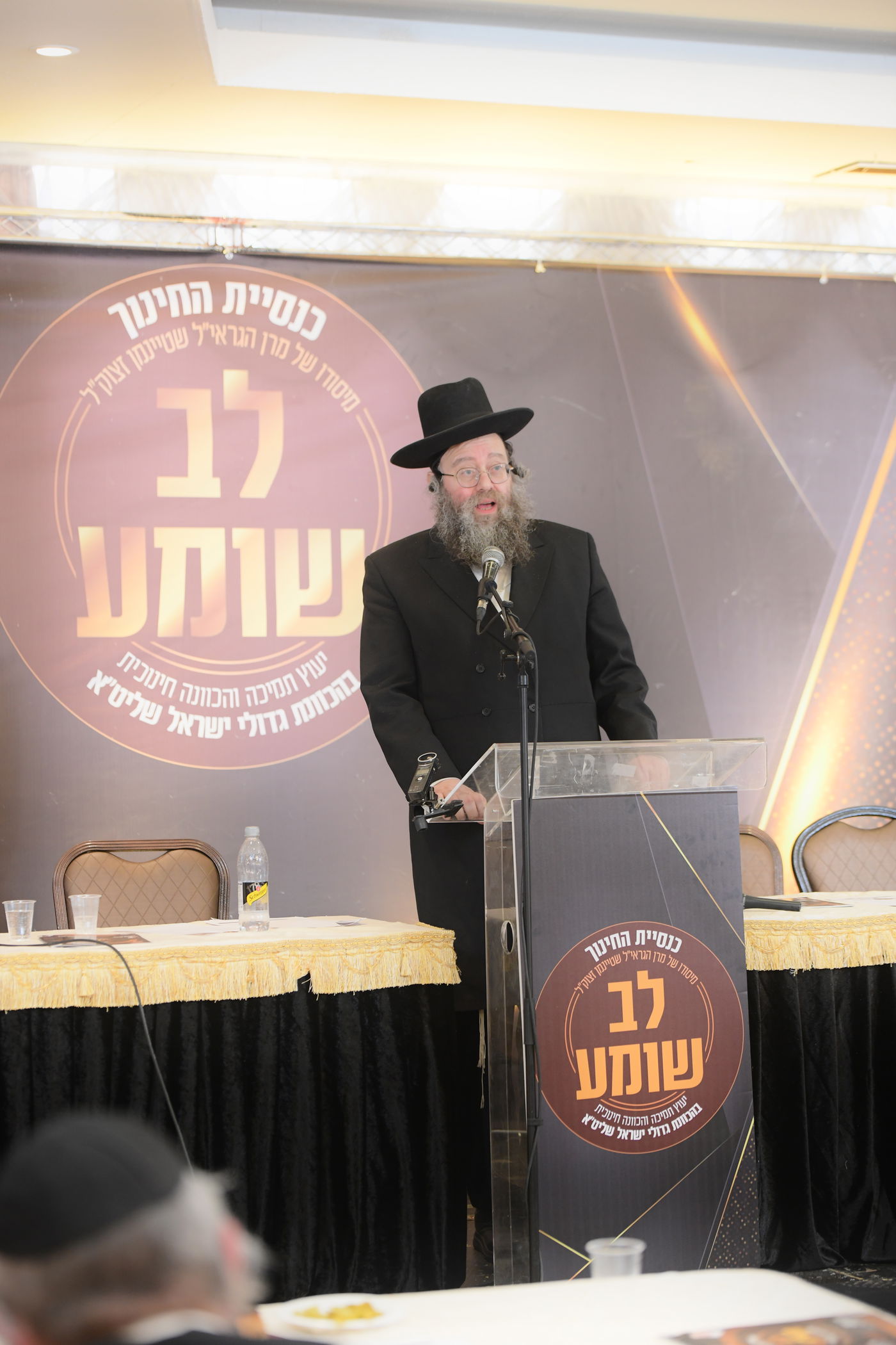 "ר"מ צריך להיות אוהב את הבריות; עם אהבה הוא משפיע"