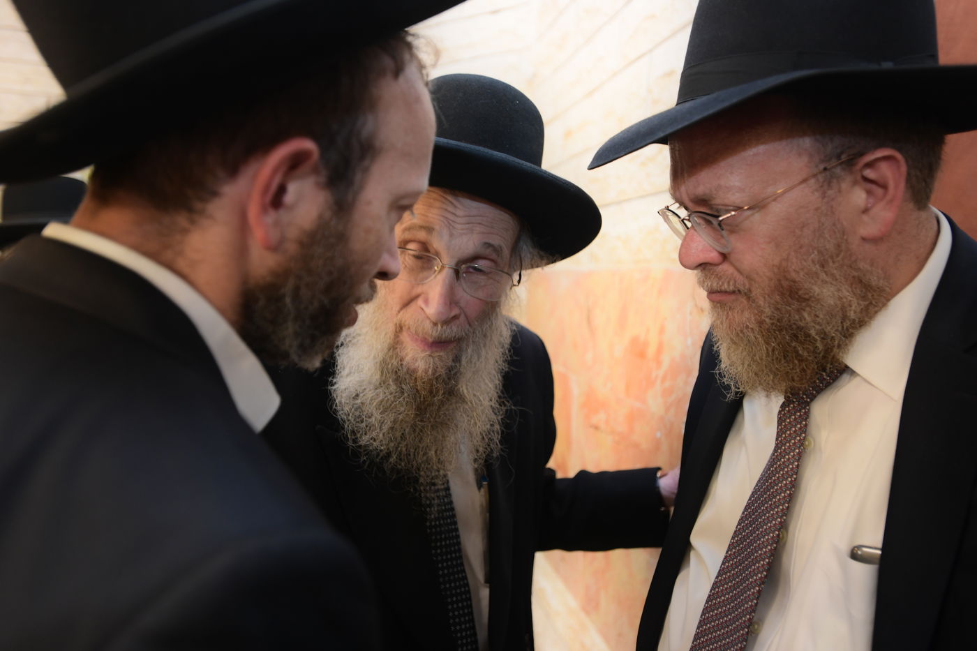 "ר"מ צריך להיות אוהב את הבריות; עם אהבה הוא משפיע"