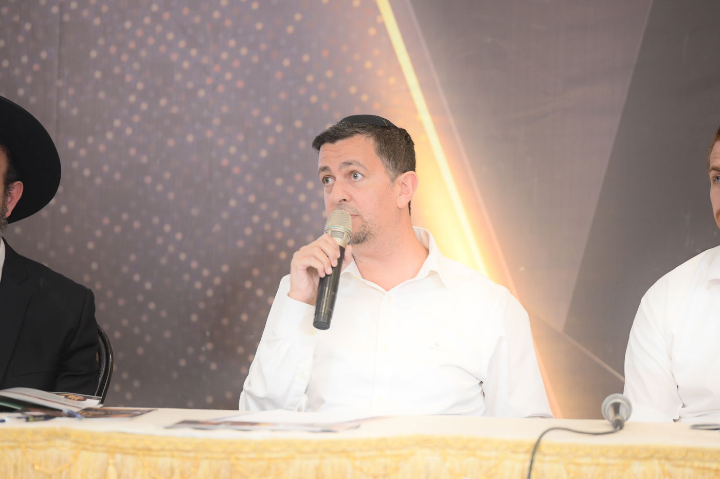 "ר"מ צריך להיות אוהב את הבריות; עם אהבה הוא משפיע"