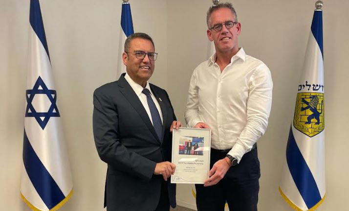 ראש העיר משה לאון וד"ר חגי פרנקל בהענקת התעודה