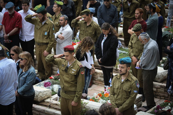 עומדים בצפירת יום הזיכרון בהר הרצל