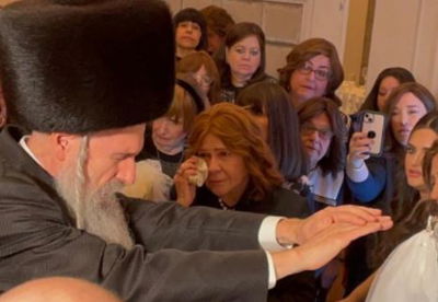 מרדכי בן דוד מברך את נכדתו