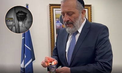 יו"ר ש"ס אריה דרעי בקריאת תהילים • צפו
