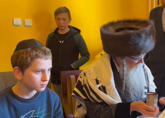 התרגשות בקרעסטיר: ברית לנער אוקראיני בן 12