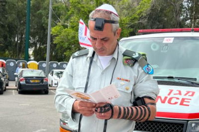 תיעוד מרגש: בני המשפחות השכולות וחיילי צה"ל מניחים תפילין לזכרם של הקדושים