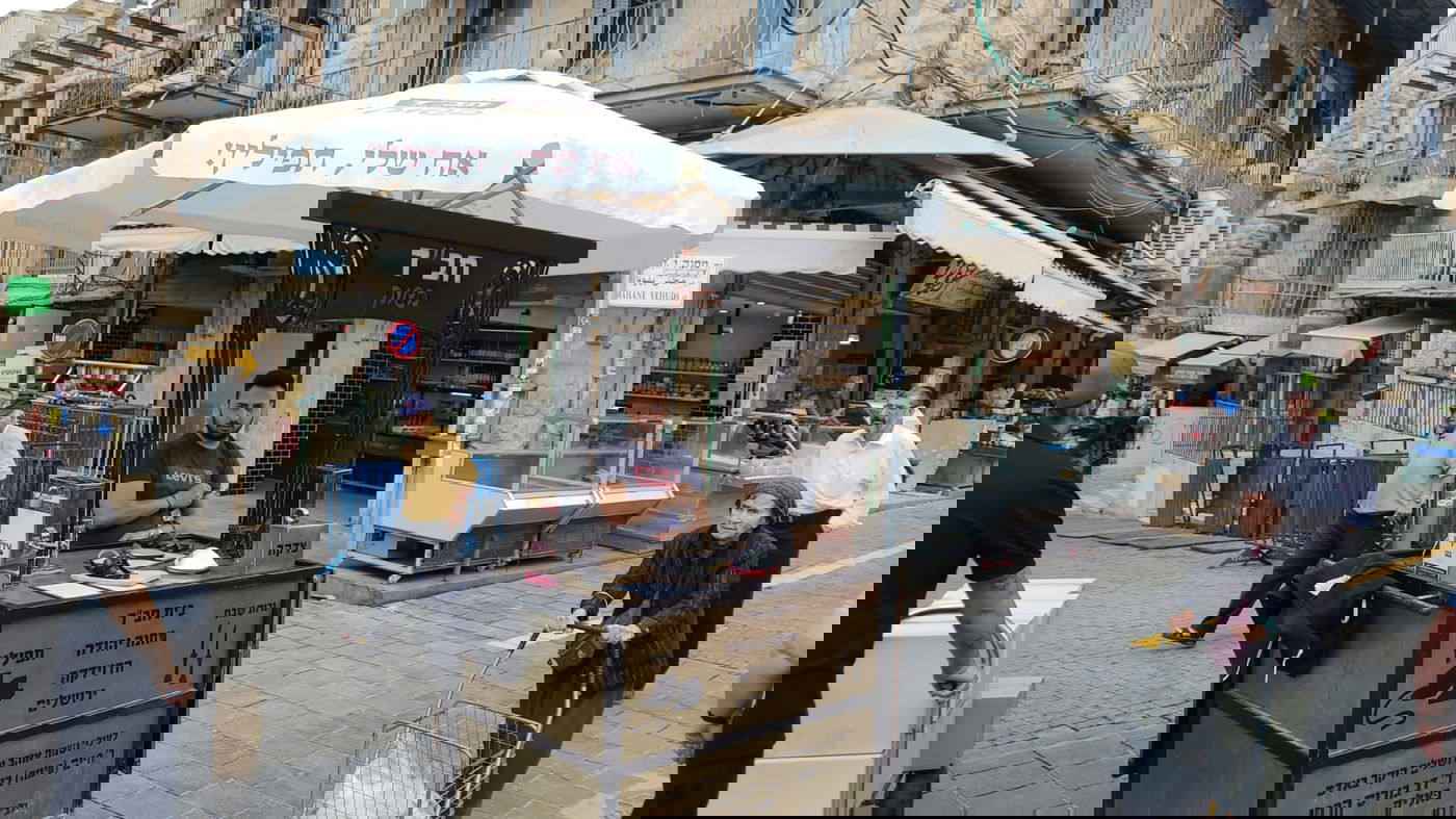 תיעוד מרגש: בני המשפחות השכולות וחיילי צה"ל מניחים תפילין לזכרם של הקדושים