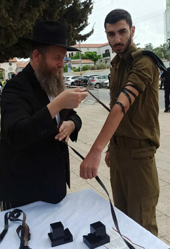 תיעוד מרגש: בני המשפחות השכולות וחיילי צה"ל מניחים תפילין לזכרם של הקדושים