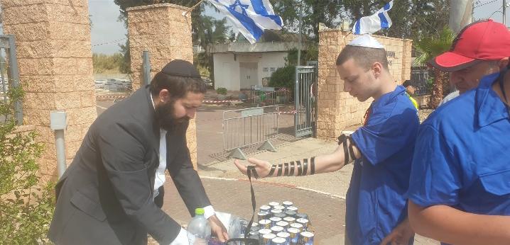 תיעוד מרגש: בני המשפחות השכולות וחיילי צה"ל מניחים תפילין לזכרם של הקדושים