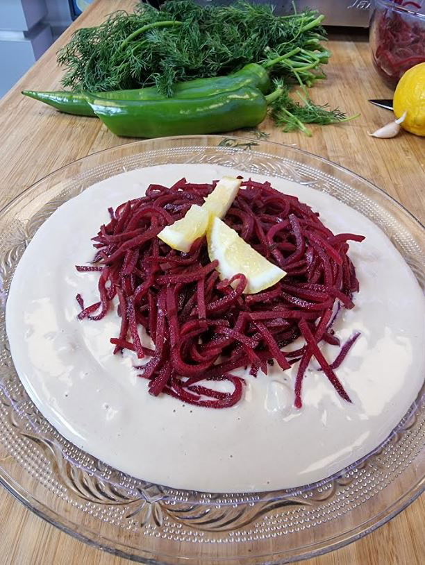 מתכון לסלט טחינה חמצמץ עם "ספגטי" סלק