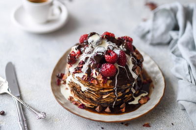 פנקייק קפה עם רוטב מוקה