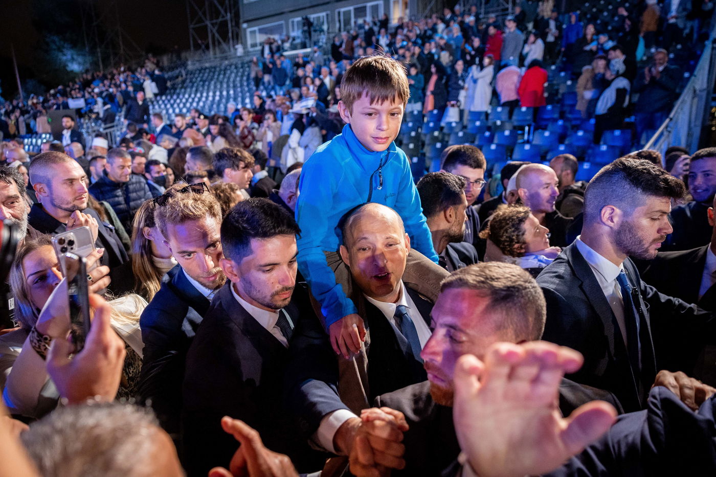 צפו: כשראש הממשלה נשא את בנו על כתפיו