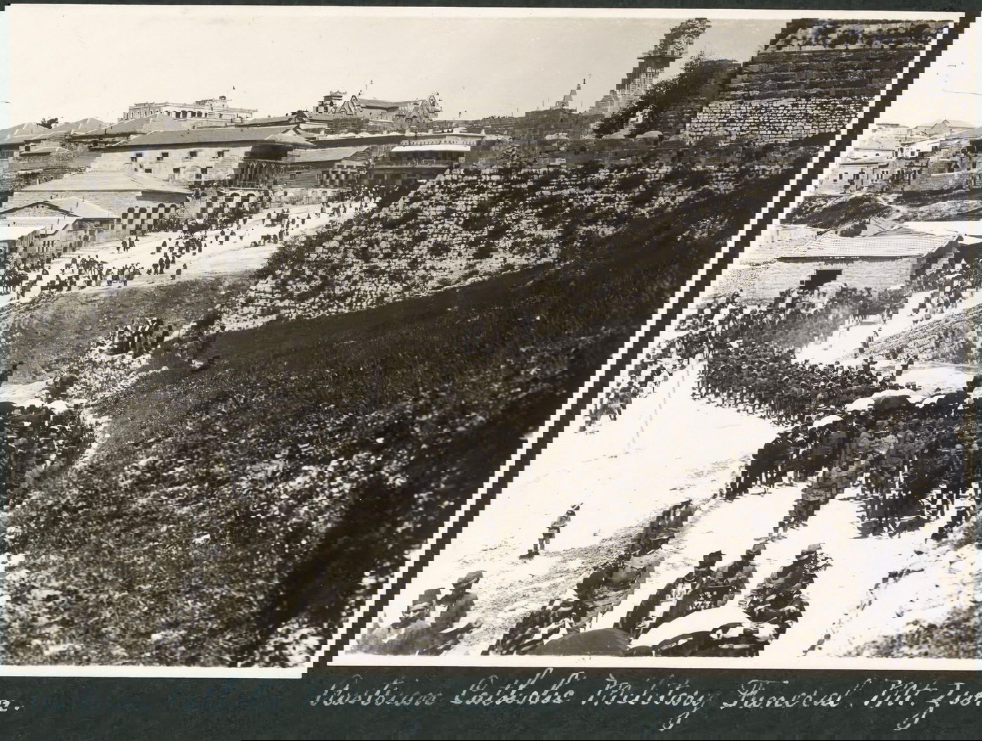 חיילים אוסטריים עורכים הלוויה למרגלות הר ציון לחיילים קתולים שמתו במלחה"ע, 1916