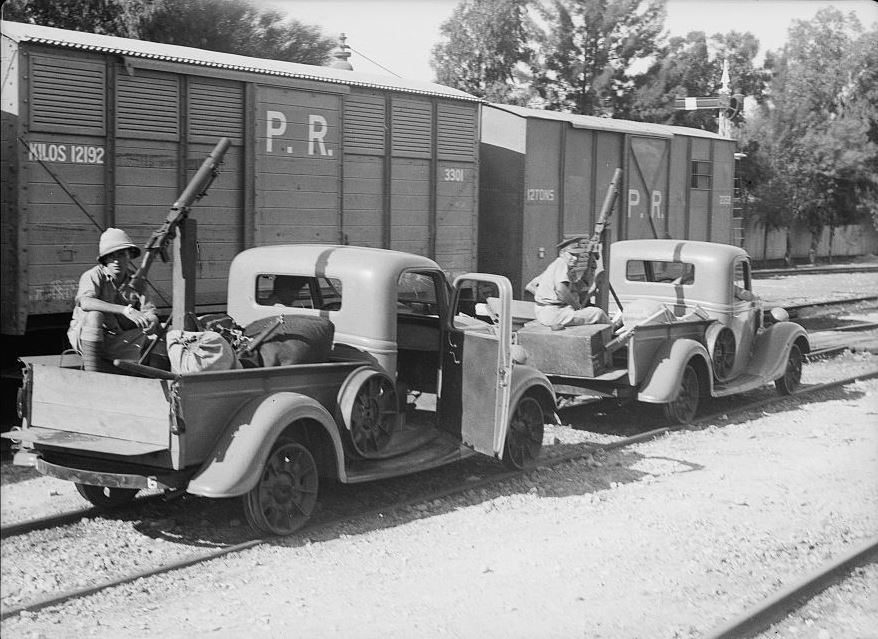 חיילים בריטיים בסמוך לקרונות של PR