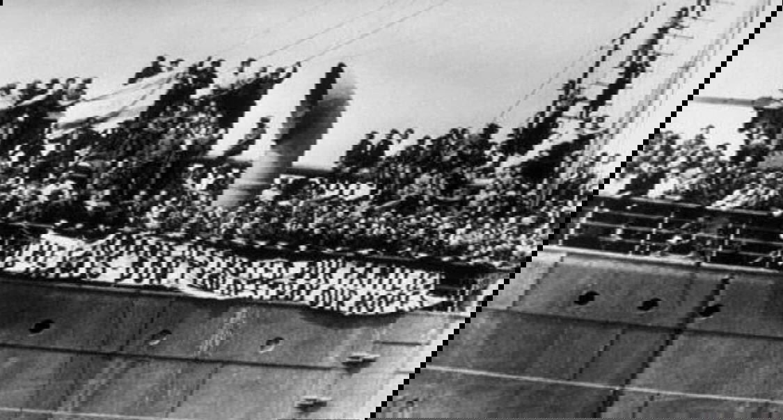 מעפילים בחופי הארץ. בשלט: 'הגרמנים הרסו את משפחותינו ובתינו, אל תהרסו את תקוותנו', 1947