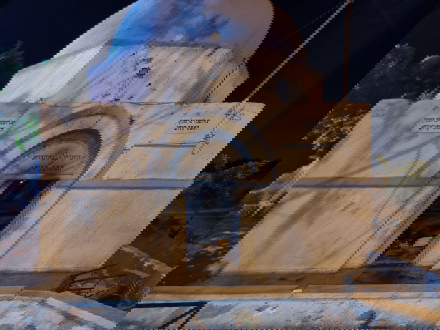 קבר בנימין הוצת והושחת; קבוצת חסידים פעלו לשפצו