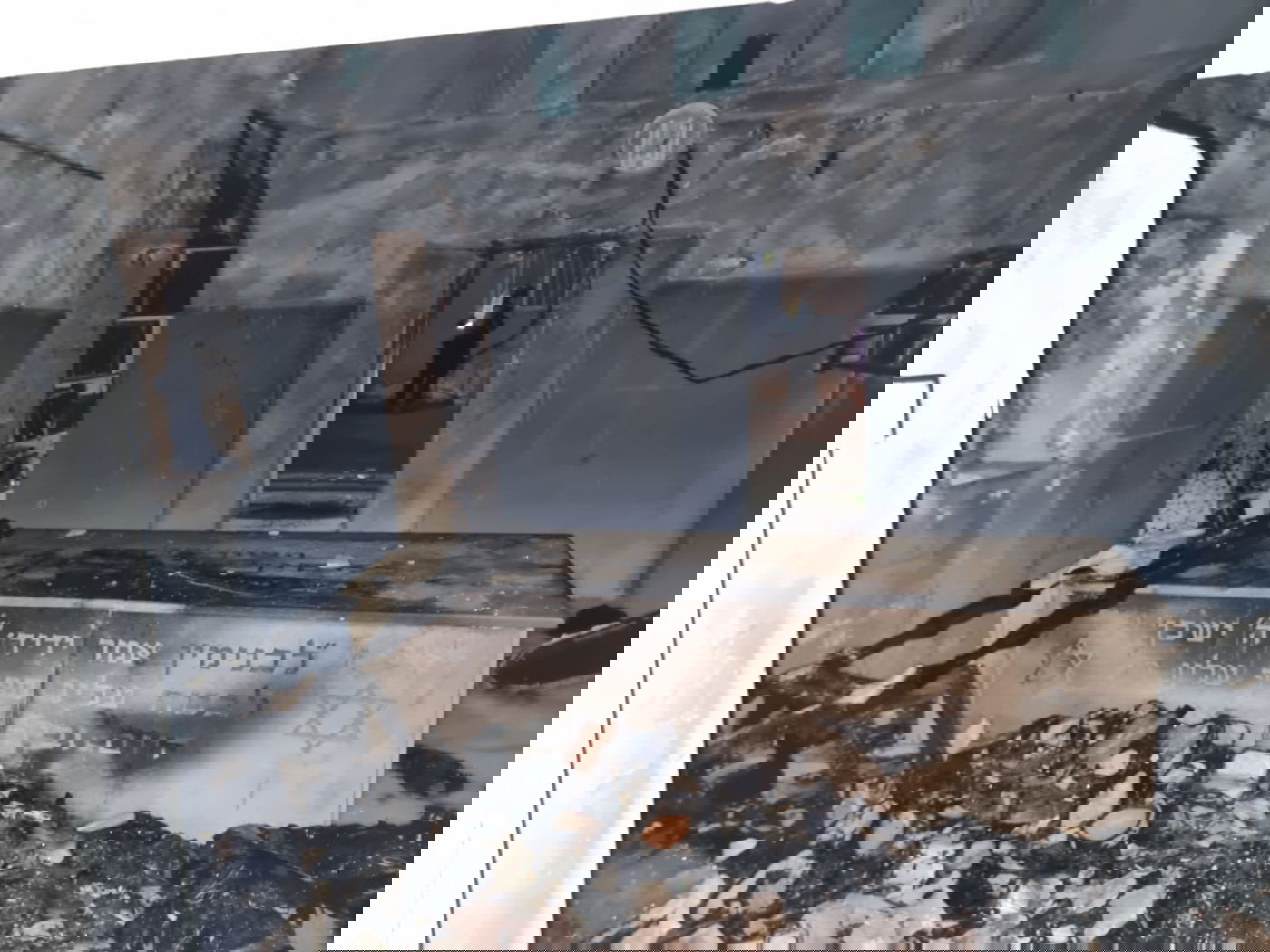 קבר בנימין הוצת והושחת; קבוצת חסידים פעלו לשפצו