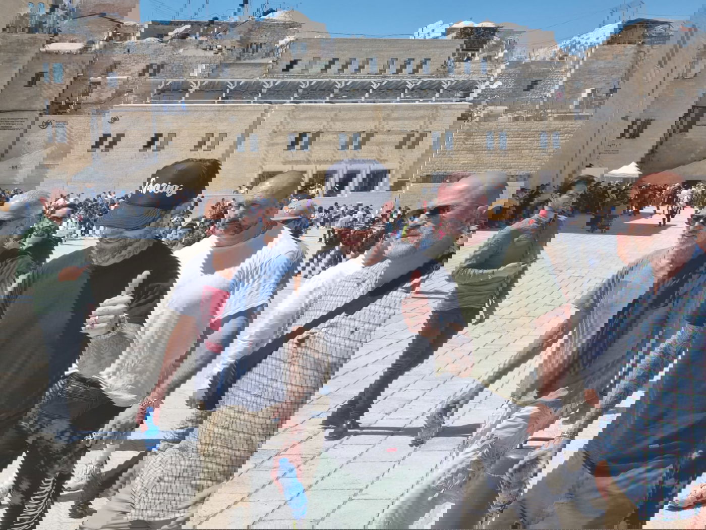 הזמר הפופולרי מארה"ב והלהקה התפללו בכותל המערבי | תיעוד