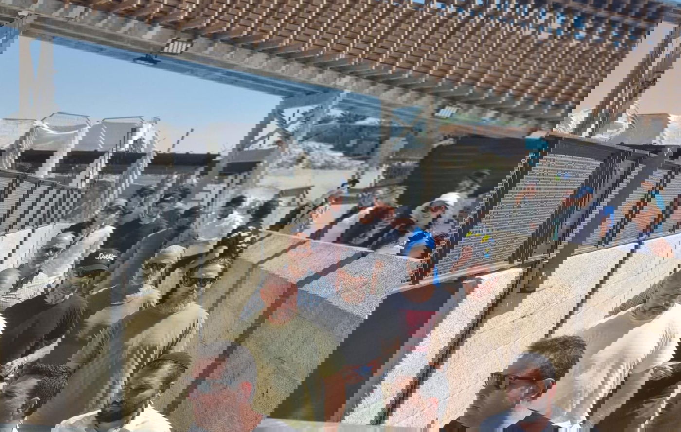 הזמר הפופולרי מארה"ב והלהקה התפללו בכותל המערבי | תיעוד