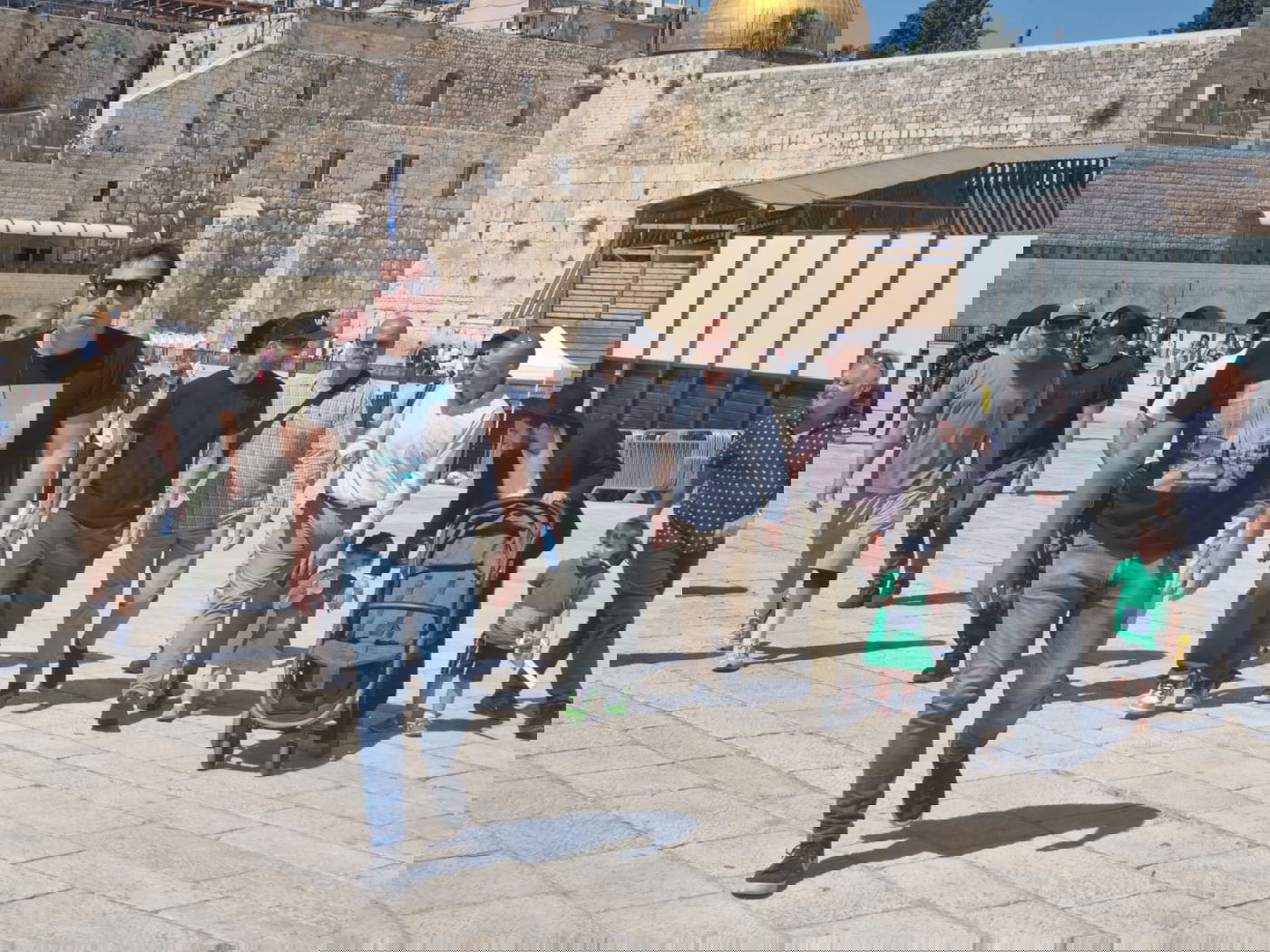 הזמר הפופולרי מארה"ב והלהקה התפללו בכותל המערבי | תיעוד