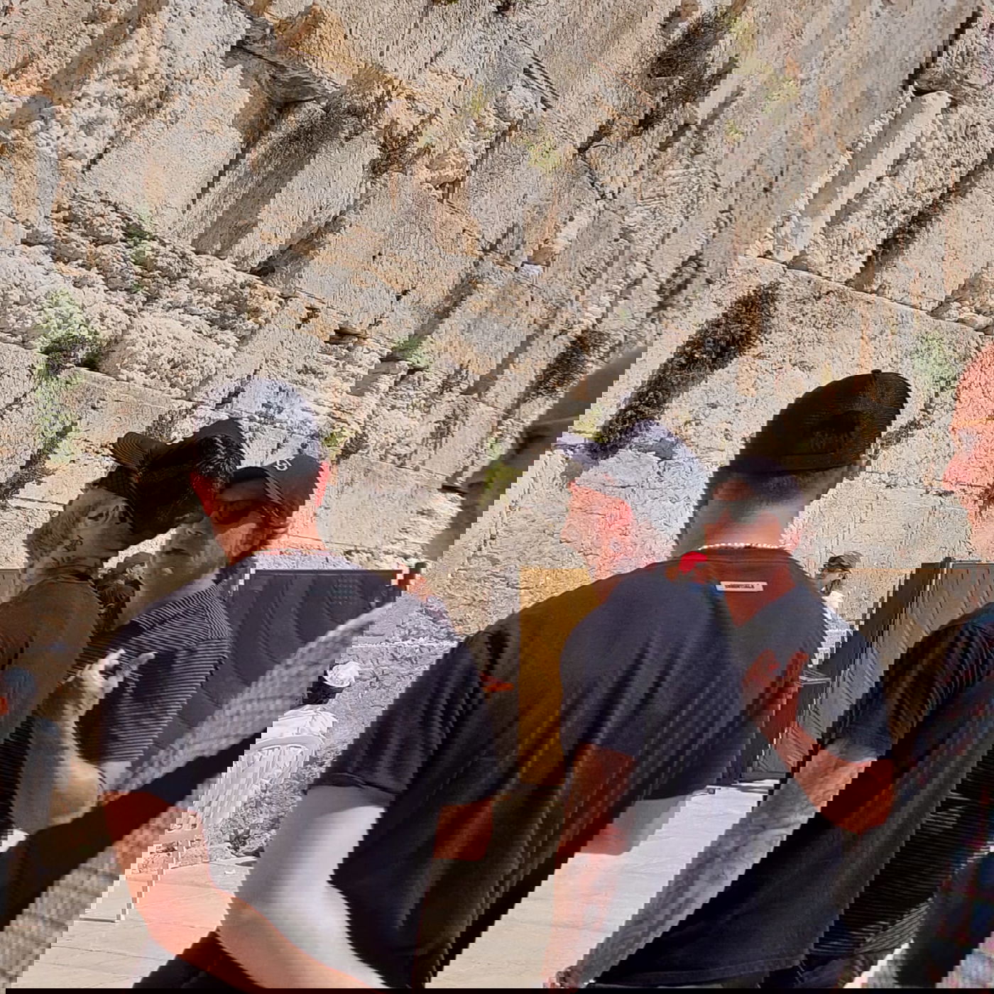 הזמר הפופולרי מארה"ב והלהקה התפללו בכותל המערבי | תיעוד