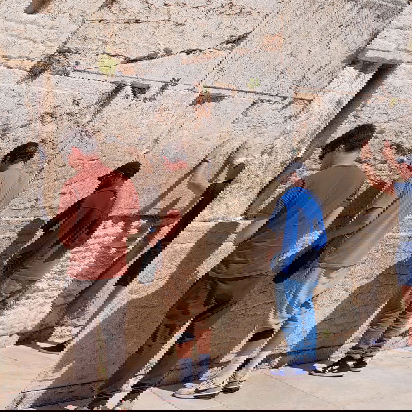 הזמר הפופולרי מארה"ב והלהקה התפללו בכותל המערבי | תיעוד